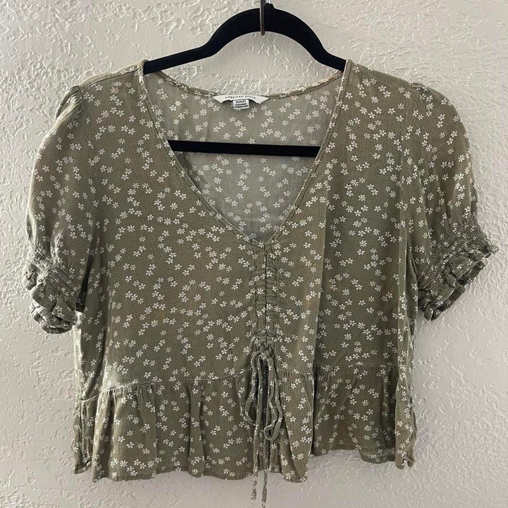 American Eagle Boho green & white floral blouse w/ruffle sleeves & tie front Med